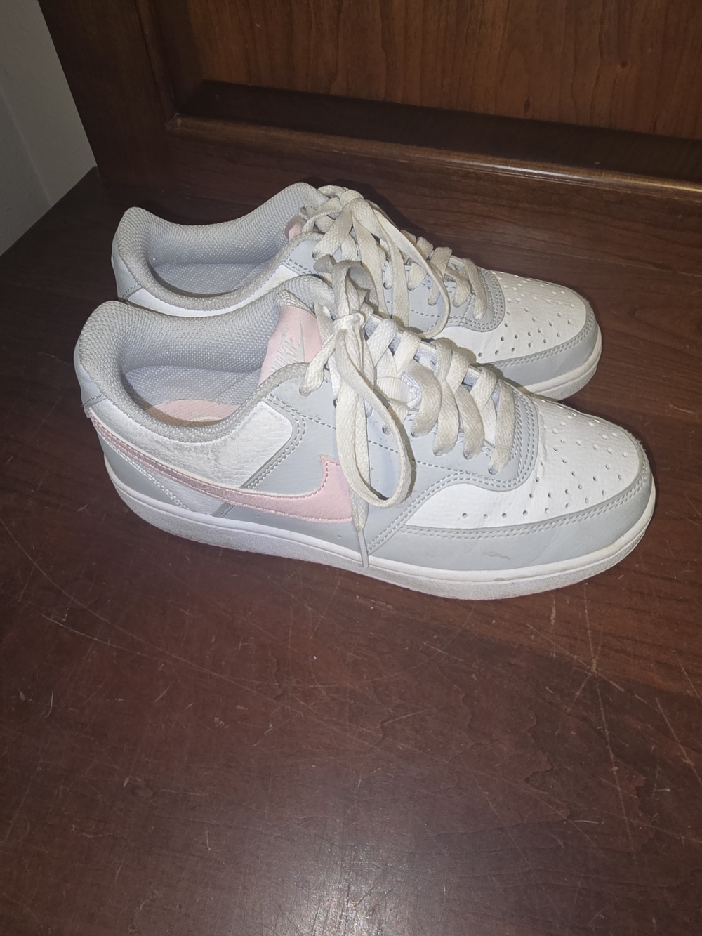 Nike Kids Low-Top Sneakers in White and Light Pink Accent